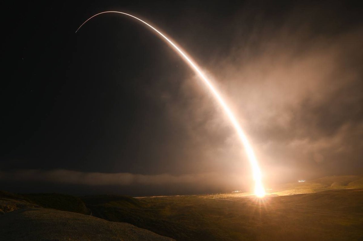 mog_russEN's tweet photo. 🚨⚡️ A U.S. missile test… or more like a very old one.

The United States conducted a test launch of an intercontinental ballistic missile Minuteman III from Vandenberg Space Force Base — without a nuclear warhead.

-: These missiles have been in service since the 1970s, and the U.S. still has about 450 of them in its arsenal.

The new replacement missile, Sentinel, was supposed to enter service by 2030…
but the project ballooned to roughly $150 billion.

Even inside the Pentagon there’s a gloomy joke going around:
"Yeah… we’re probably not going to make that deadline."

So while budgets are being counted, the aging Minuteman III missiles keep standing guard…
with occasional launches just to check if they haven’t rusted after 50 years.

-: While billions are spent on future tech, 450 aging Minuteman III missiles remain the backbone of the US nuclear triad!

So far… they still fly. 😓🚀