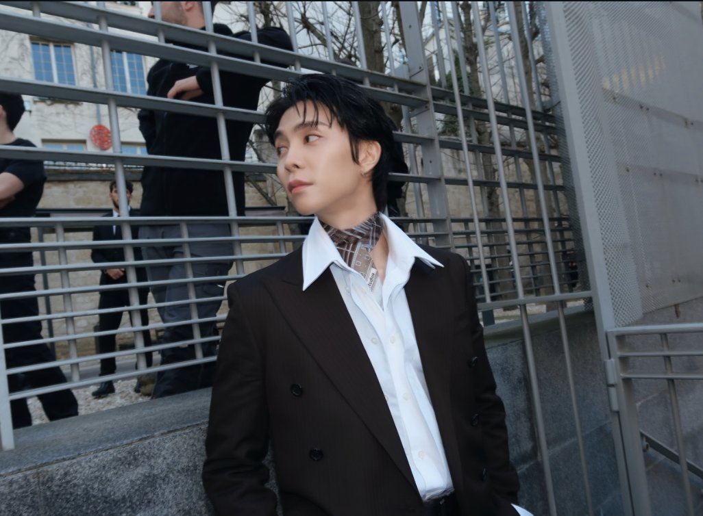 Kpopmap's tweet photo. Johnny stepping out for the Acne Studios show — cool, and effortlessly stylish. 🖤

#JOHNNYSUH #AcneStudiosFW26 #AcneStudiosxJOHNNY https://t.co/P95xn0ZmSd