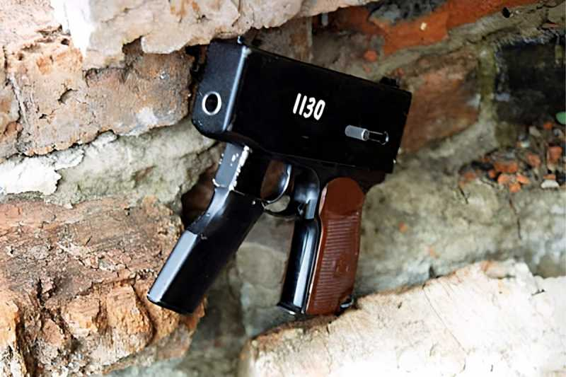 マカロフPMベースの1130型試作拳銃。 1998年、イジェフスク国立工科
