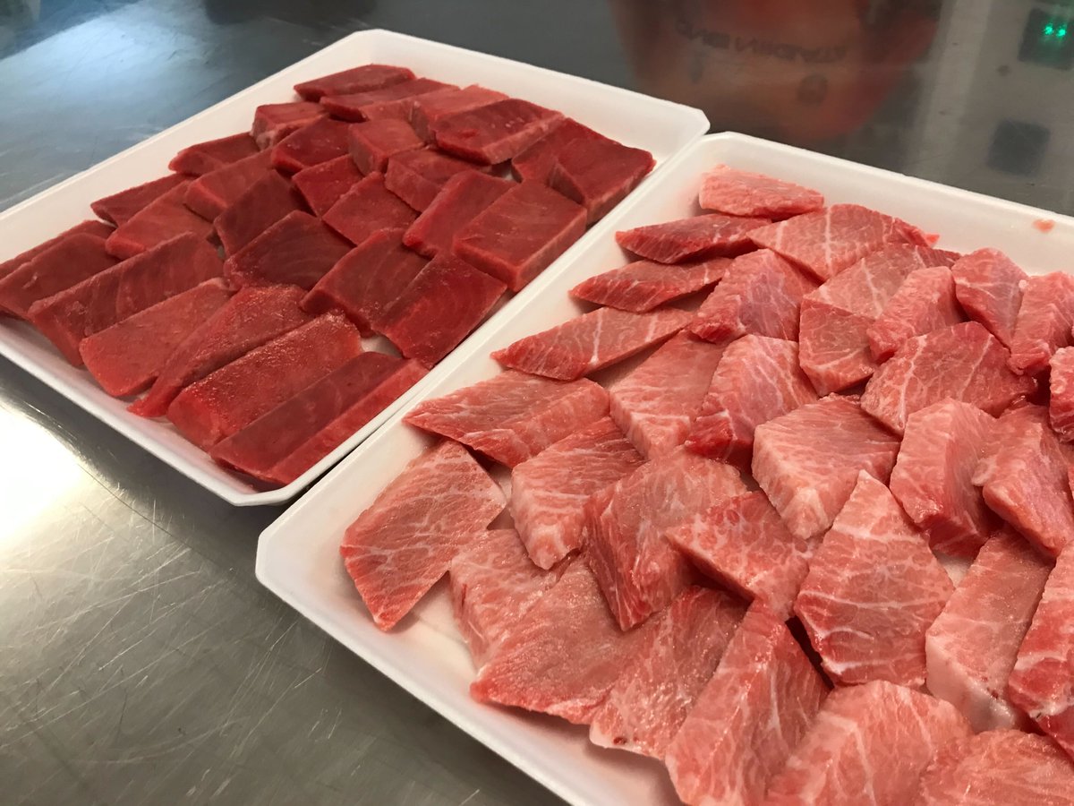 albirex_pr's tweet photo. ／
#アルビマグロ丼 の季節🐟
＼

3/7（土）高知戦にてアルビマグロ丼の販売が決定🙌（今季は予約販売は実施いたしません。）
#山崎食品 直送🚚脂の乗ったマグロが口の中でとろけます🤤
数量限定‼︎お買い求めはお早めに🙇‍♂️
【販売エリア】
🟧斗伸（W1･2）
🟧フードクリエイション（E1･2、S1）

#albirex #アルビレックス新潟