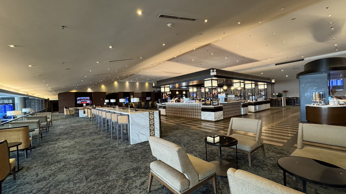 tsukatabi's tweet image. ゴールデンラウンジIN‼️
電車の真裏なのを見落として、マングローブ一周してしまった💦
#KUL