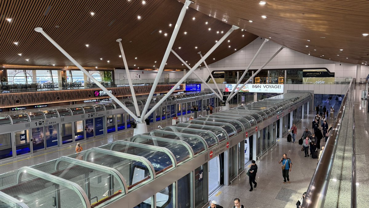 tsukatabi's tweet image. ゴールデンラウンジIN‼️
電車の真裏なのを見落として、マングローブ一周してしまった💦
#KUL