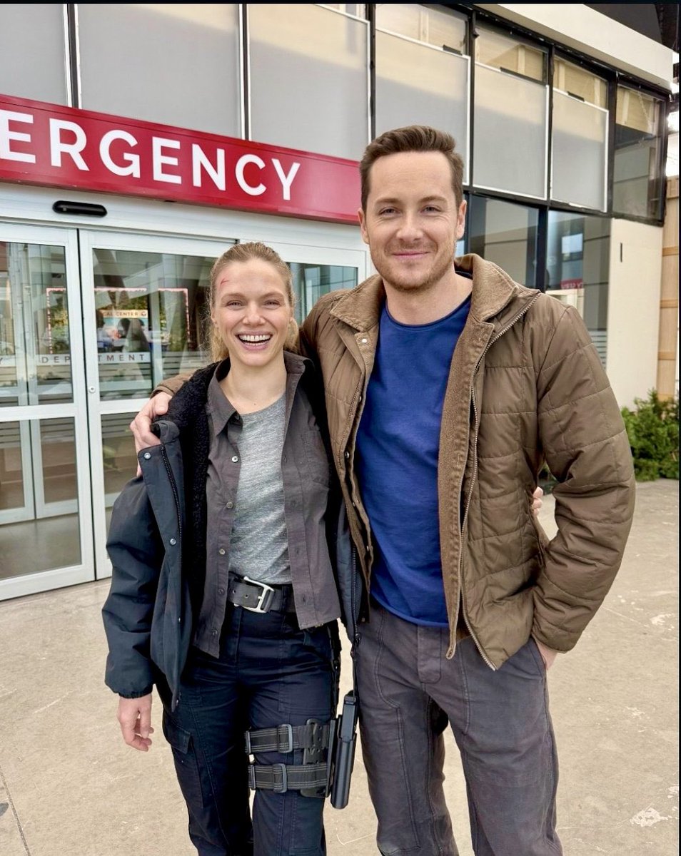 BrightRufe078's tweet image. My two favorite people are gonna be on tonight! @trspiridakos and @jesseleesoffer #onechicagocrossover