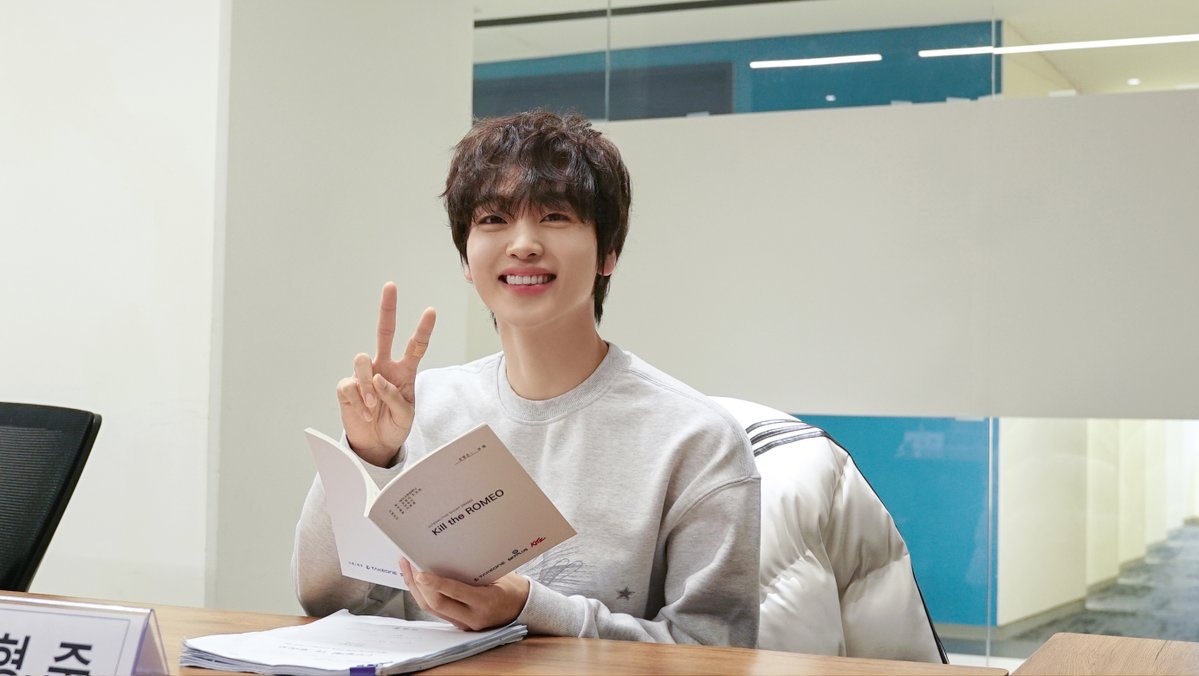 บทบาทใหม่ของ “ฮยองจุน” ในปี 2026 กับเส้นทางนักแสดงที่เริ่มต้น “KILL THE ROMEO” ซีรีส์สั้นจะหล่อหรือน่ารักหรือเท่ขนาดไหนกันนะ ? จากเด็กที่พัฒนาการพูดเข้าเมืองหลวง สู่การเป็น MC สู่การแสดง ภูมิในตัวฮยองจุนมากนะ 🥹💕