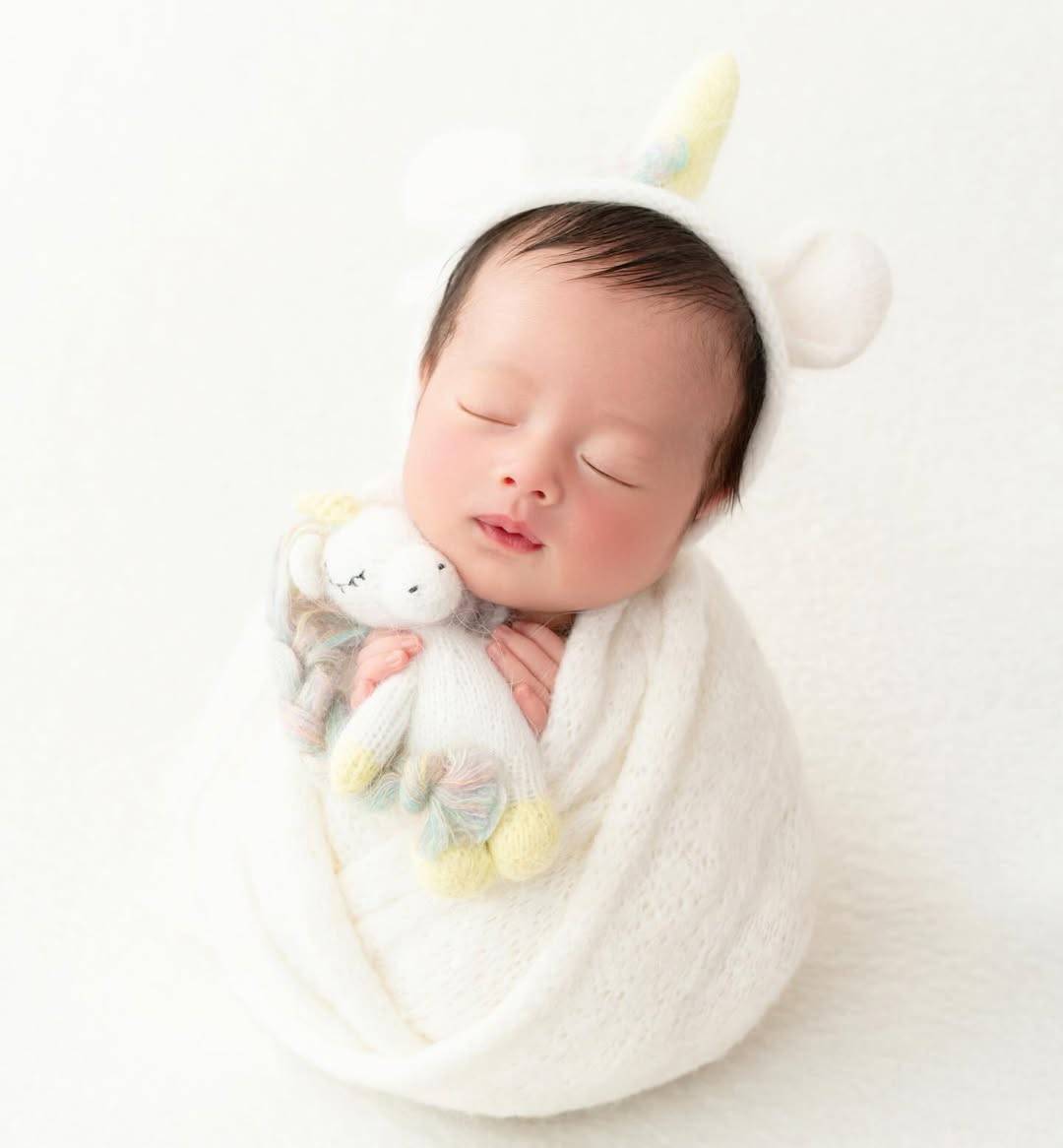 tvpoolsocial's tweet photo. เอ็นดูไม่ไหว! "น้องนาลียา" ทายาทหมื่นล้านฉลองครบ 1 เดือน "แม่นาตาลี" จับแปลงโฉมเป็นยูนิคอร์นน้อย อวดความละมุนจนใจละลาย! #เบบี๋นาลียา #ยูนิคอร์นน้อย #ลูกแม่ลี #1monthold #น่ารักเท่าโลก #ทีวีพูล https://t.co/IV7PyxmJcg