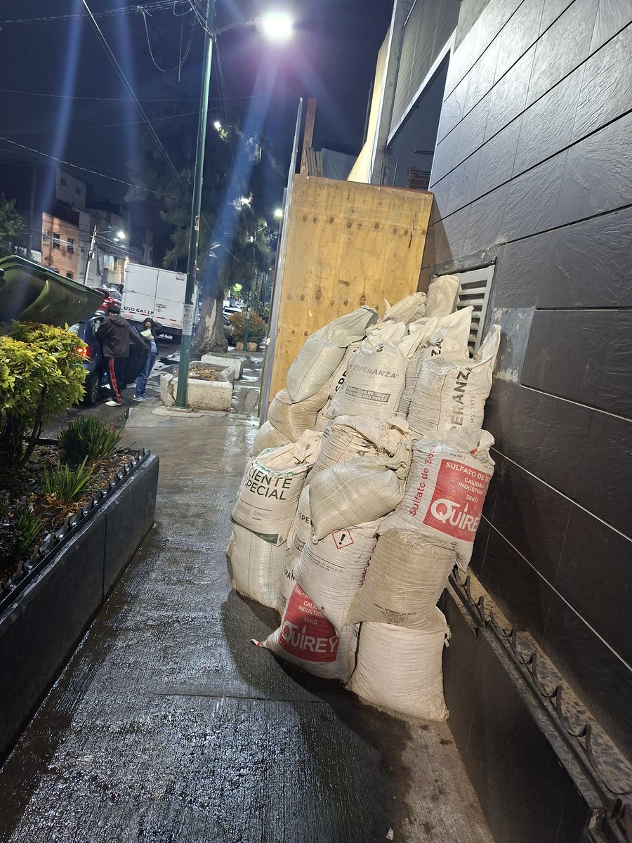 LaSoofR's tweet photo. @AlessandraRdlv la panadería esperanza del metro chabacano esta haciendo su portón mas amplio y ya ni pasar se puede ellos dicen que es remuneración pero llevan ya meses igual . https://t.co/atPo1zVi4f