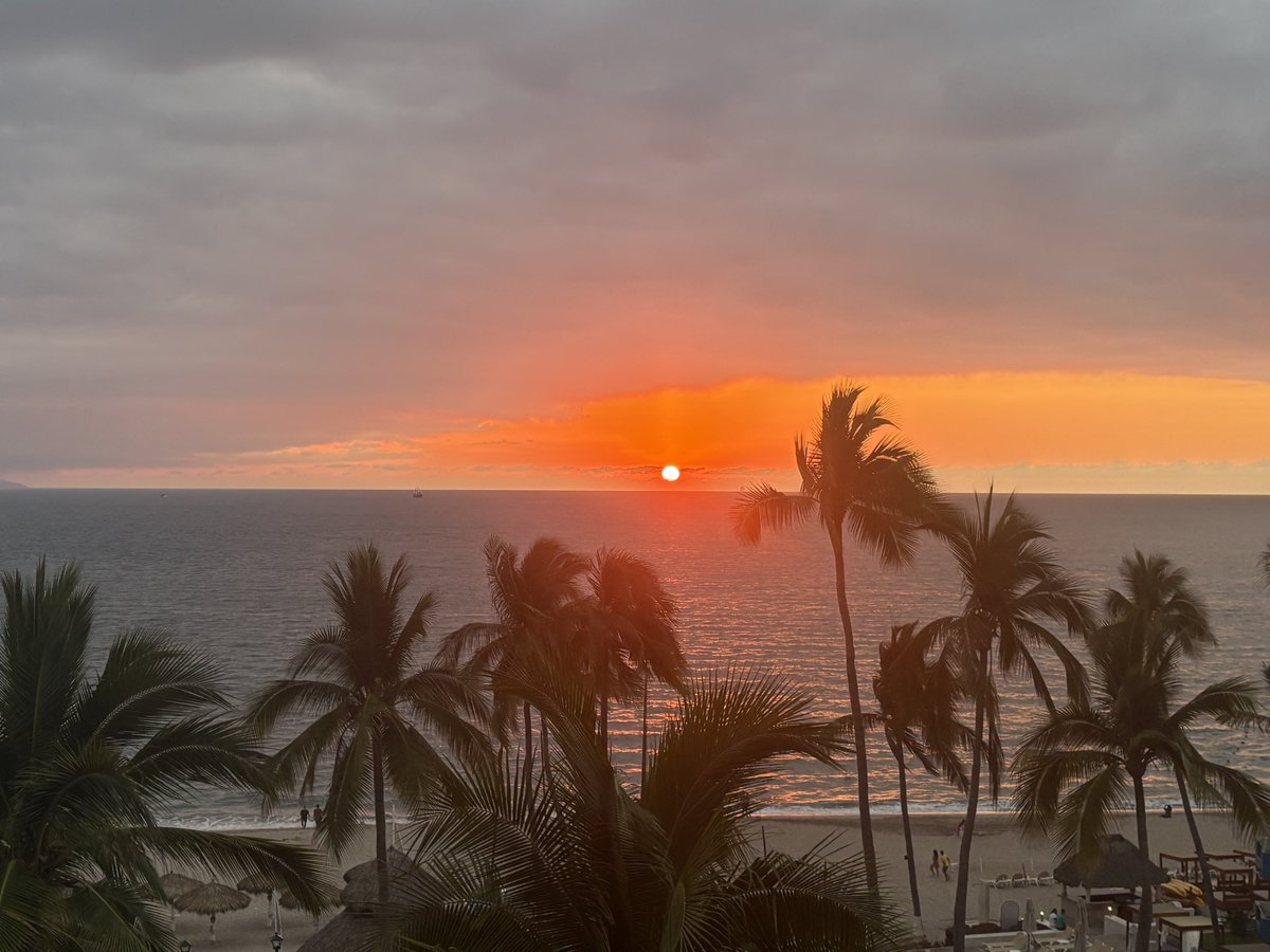 Sunset from our balcony tonight in Puerto Vallarta 
#PuertoVallarta <a href="/CPercySearle/">Carolyn 🇨🇦</a>