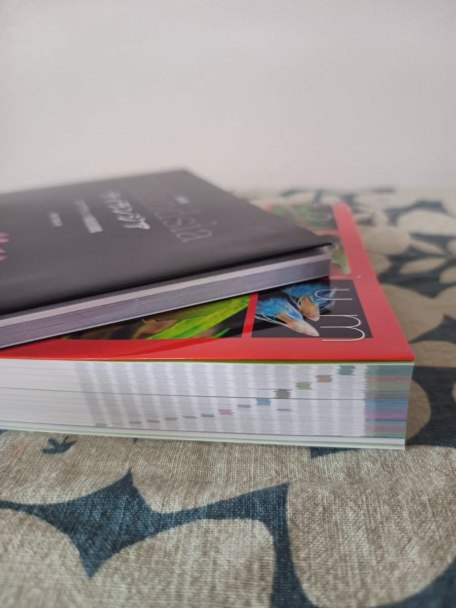 tomic2019's tweet photo. 3000種図鑑の見本書が届きました。ずっとPCのモニターで見ていたんですが、実物は、もう。この厚みよ。カバー込みで2.8cmほどあります。上に乗せたティランジアの黒本160ページが薄く見えます。もちろん重いのですが、B5変型というサイズ感からか手になじみますね　#月刊アクアライフ https://t.co/pPXvuDMyIo