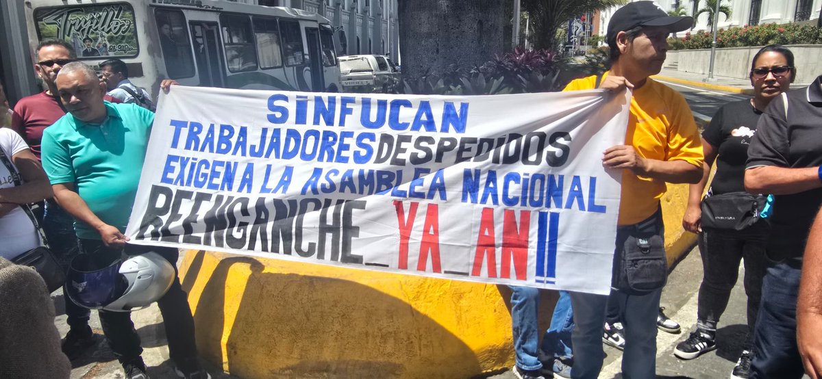 PrensalibreV's tweet photo. @sinfucan junto a trabajadores despedidos de la @Asamblea_Ven exigen respeto a sus #DerechosLaborales
Piden restitución en sus puestos de trabajo a los despedidos desde  enero de 2021 y se acuerde un pago indemnizatorio por salarios caídos.
#Venezuela
https://t.co/pdjHZ9qO3J https://t.co/5yo5QiGYiw