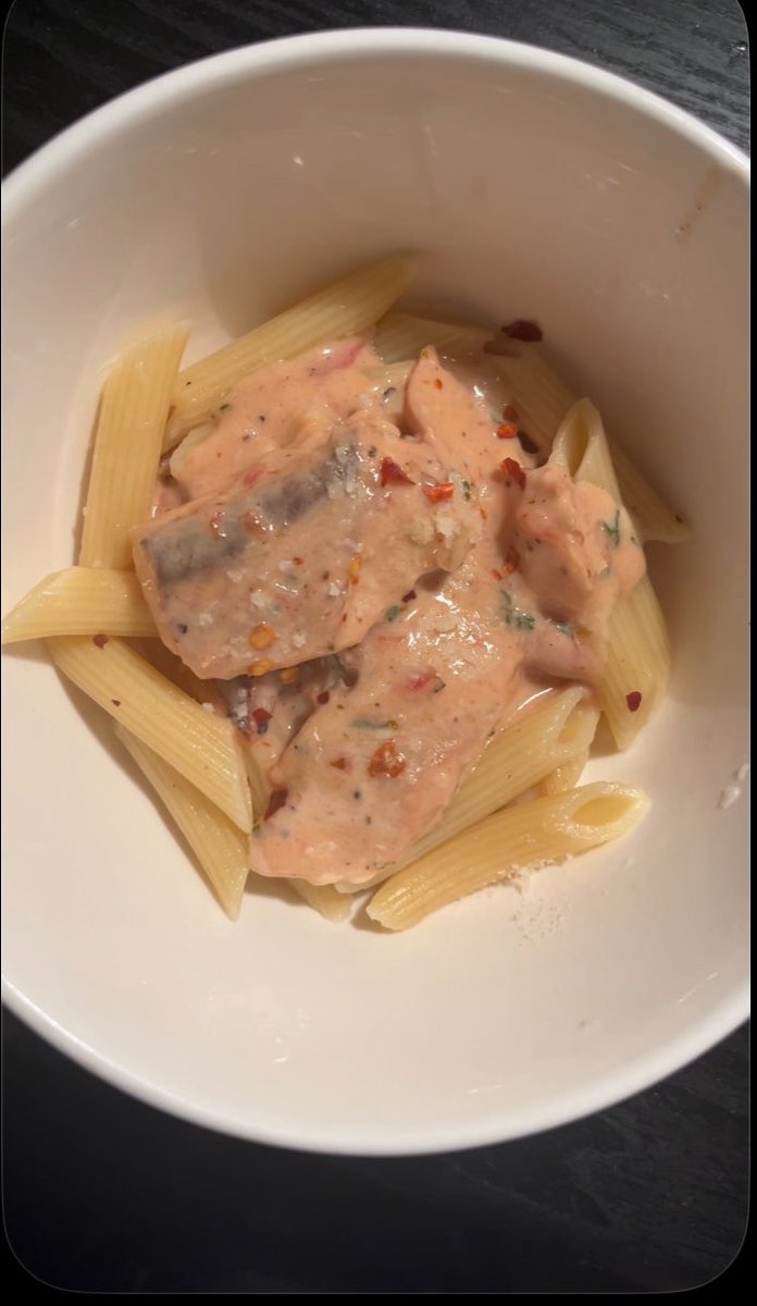 yourtinyheart's tweet photo. no wiat I forgot to take pics

but.. I ate pasta today for the first time in like 6 months!

im guessing it’s like 450 cals 
it was 70g of cooked penne &amp; idk the sauce ik theres alfredo &amp; salmon in it tho :p

was scary but yum https://t.co/k1zqXfZeim