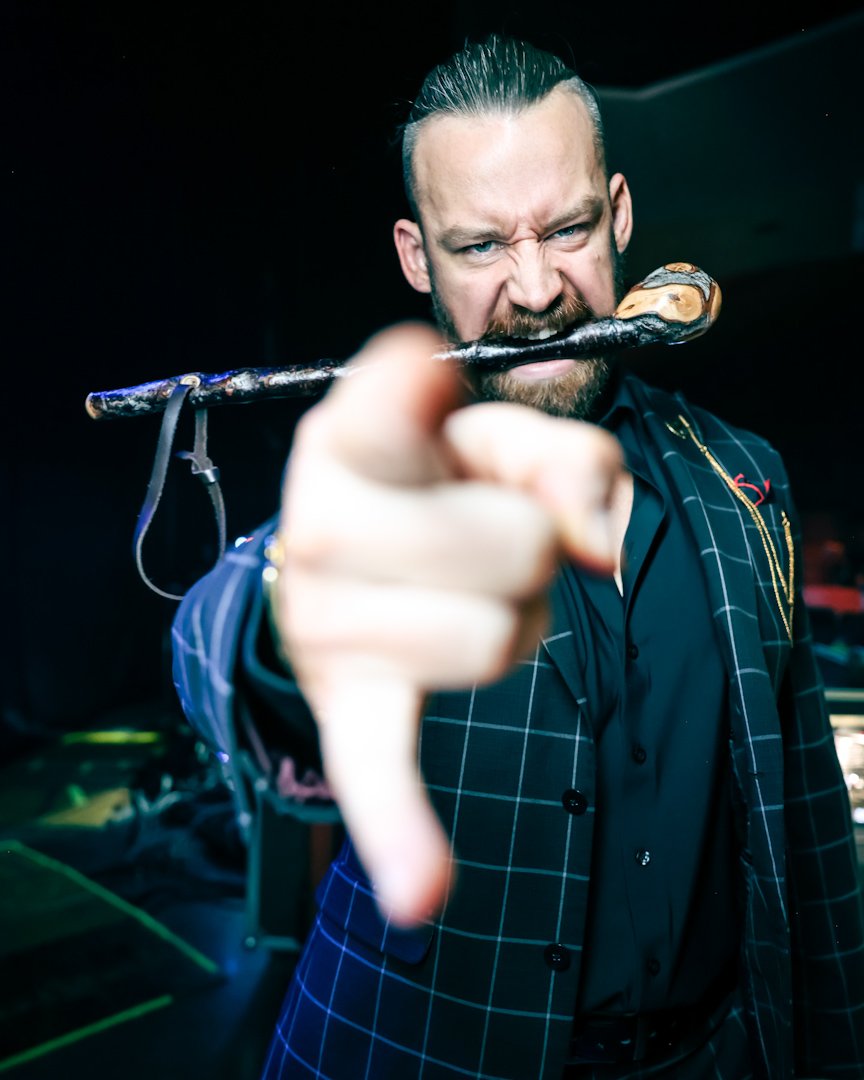 TheDrainmaker's tweet image. David Finlay backstage at AEW tonight in El Paso with his Shillelagh. 🤘