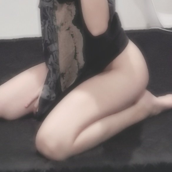 _notsaturn_'s tweet photo. big shirt w no panties >>> https://t.co/i1qcVJJQIm