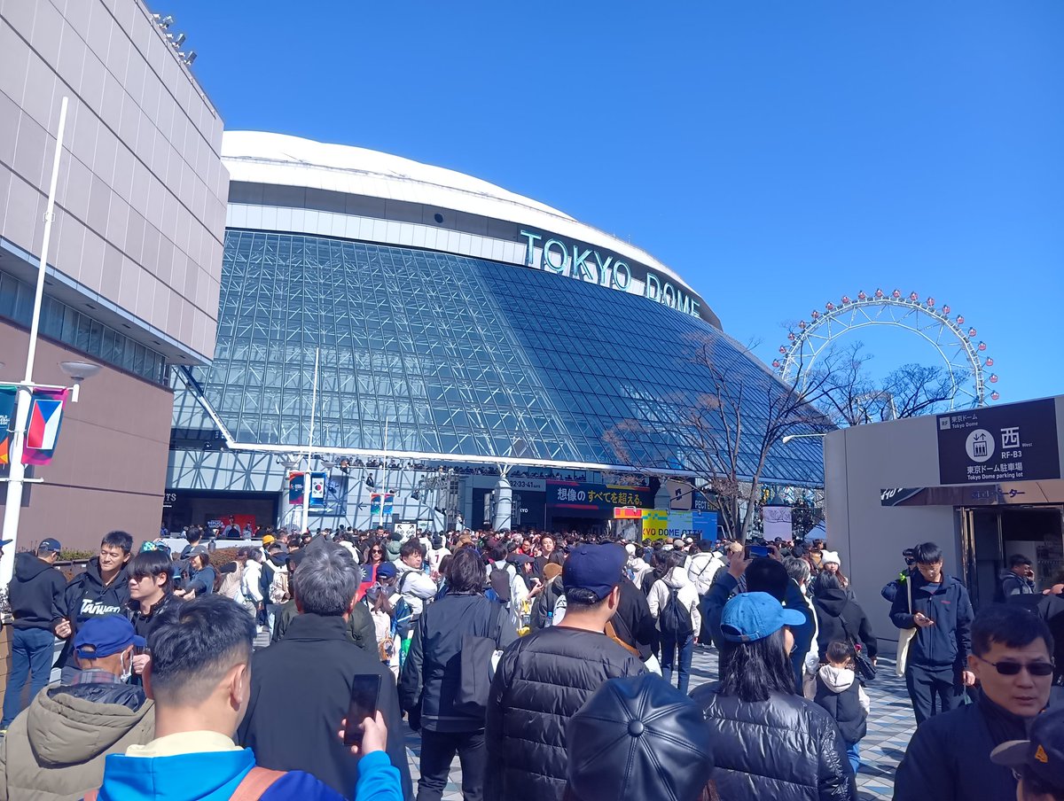 fujimon117140's tweet photo. 平日の昼間に東京ドームを埋める台湾の人たち凄すぎ(泣) https://t.co/XV97Ryk0Sk