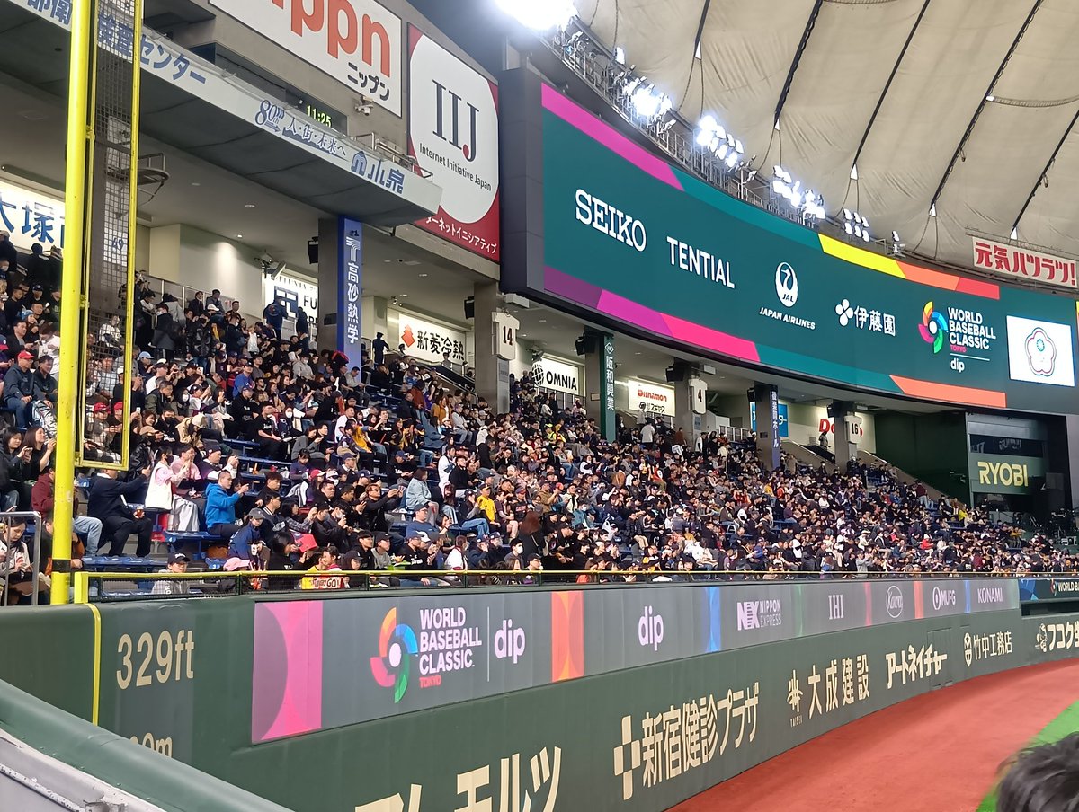 fujimon117140's tweet photo. 平日の昼間に東京ドームを埋める台湾の人たち凄すぎ(泣) https://t.co/XV97Ryk0Sk