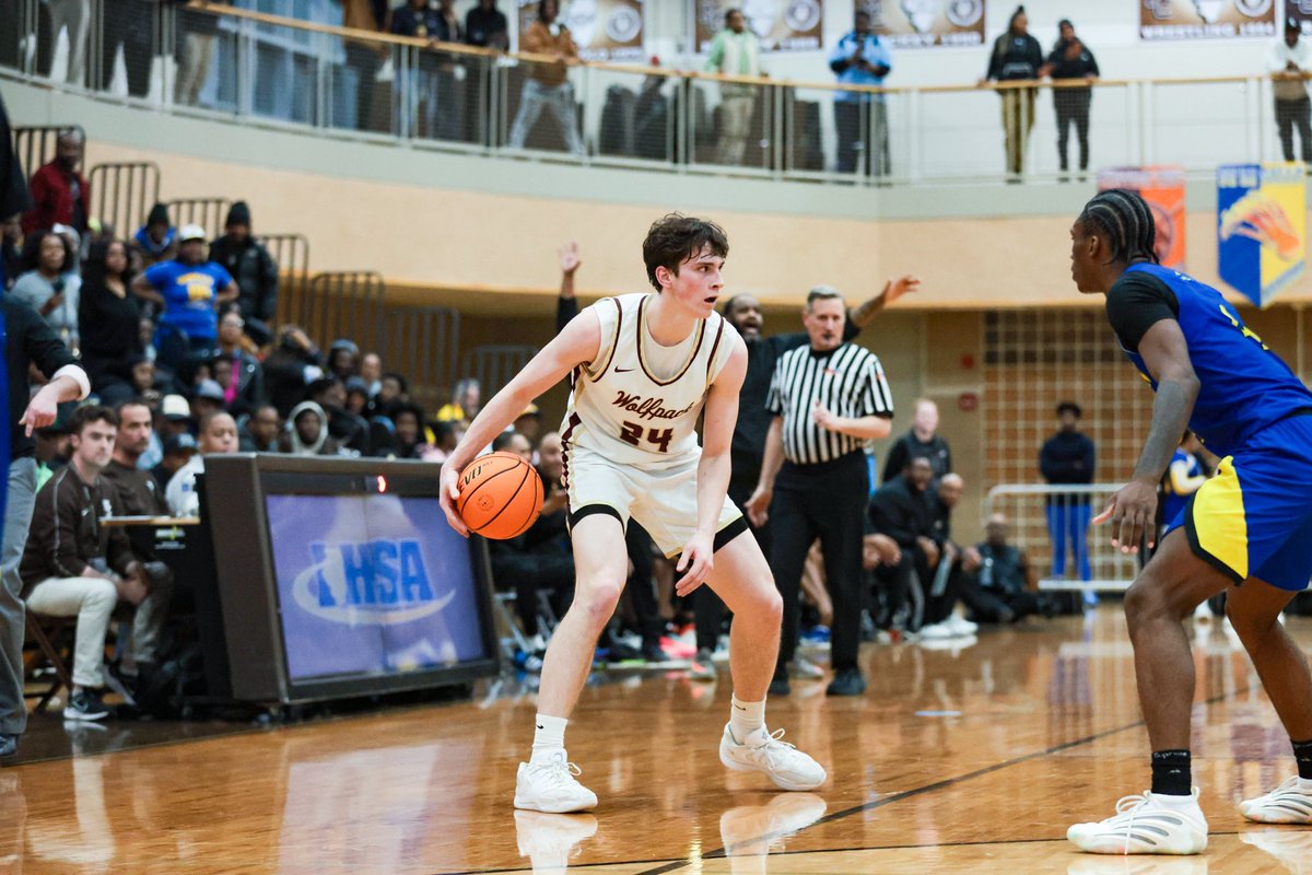 JackLydon63's tweet photo. Final: @SIWolfpackBKB 50, Simeon 49. Chris Bolte scores on break away dunk off inbounds pass with 8 seconds left to give the Wolfpack a sectional semi. Big players make big plays when it counts. @mattjnow @MikeHurleyAD @tdc200 @ILLHoopsScoops @HSBBALLjg https://t.co/tvAKwoXiWP