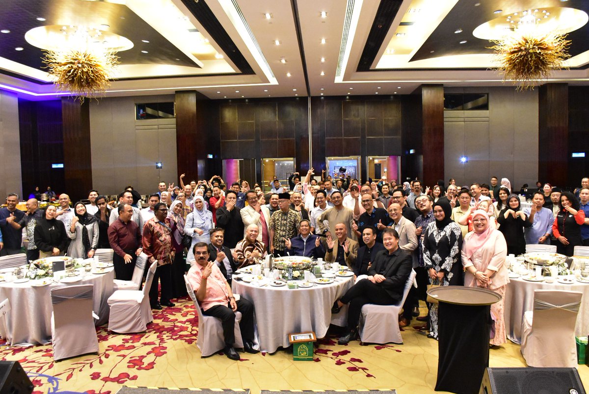 AbuTariqJ's tweet photo. Iftar penuh ukhuwah bersama rakan media di Majlis Iftar &amp; Apresiasi Media 2026 semalam. 🤝

Sempena ulang tahun ke-30 HASiL, penghargaan tinggi buat rakan media sebagai rakan strategik yang setia menyokong transformasi HASiL selama tiga dekad. 🌙✨ https://t.co/6C0GhujSyp