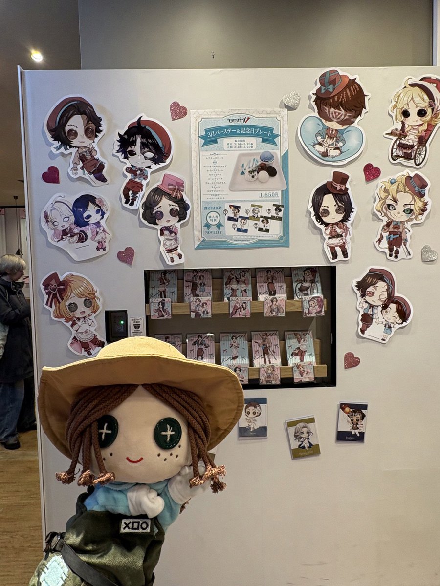 #第五人格 × #THEキャラCAFE
～A Heartfelt Gift～

エマも #THEキャラCAFE に
行ってきたの！
みんなに会えて、
とっても楽しかったです🌼

#IdentityV