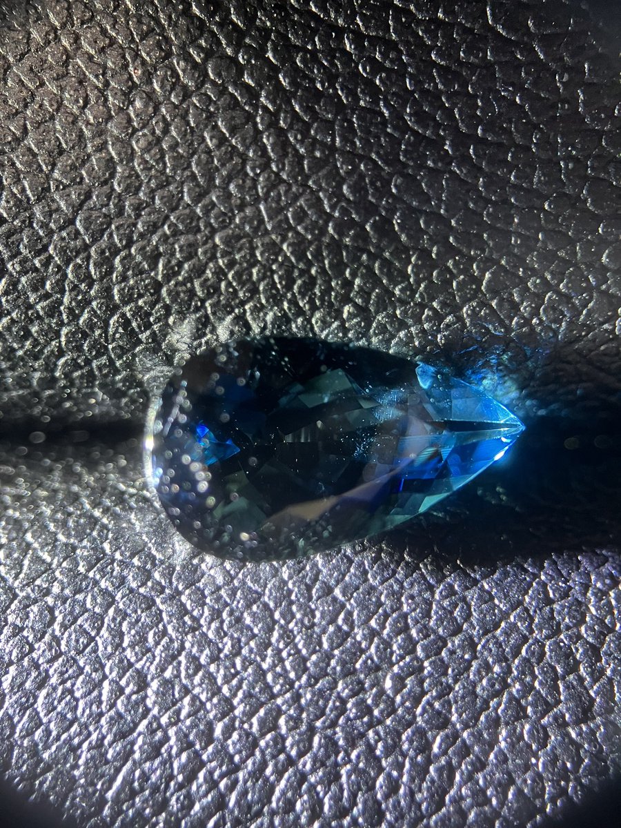 タトゥーアクアマリンということで買ってみたけど、色が深くて普通の