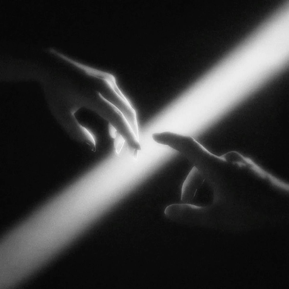 لو تلمس أصابعك أصابعي بسكون
ينشاف نورك في ضلوعي ويعتصم

يدك أمان العمر لا ضاقت السنون
وإيدين قلبي دون قربك تعتصم

إن كان ضدّي حظّنا وضدّي يكون
يكفيني إني اطريك ولو طال الألم