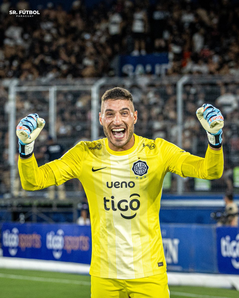 SrFutbolPy's tweet photo. Mañana, Gastón Olveira va a jurar oficialmente como paraguayo. Hoy fue la figura de Olimpia, dejando su arco en cero por quinto partido consecutivo y llevando a Olimpia a la Fase de Grupos de la CONMEBOL Sudamericana 2026.

👏🏻🇵🇾 El Decano tiene un arquero de jerarquía. https://t.co/qQceljgJ3l