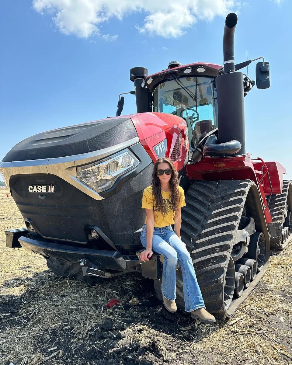 Laura_Farms_05's tweet photo. That's a big tractor 🚜 😆🤘🏼 https://t.co/NFV8NqAvV2
