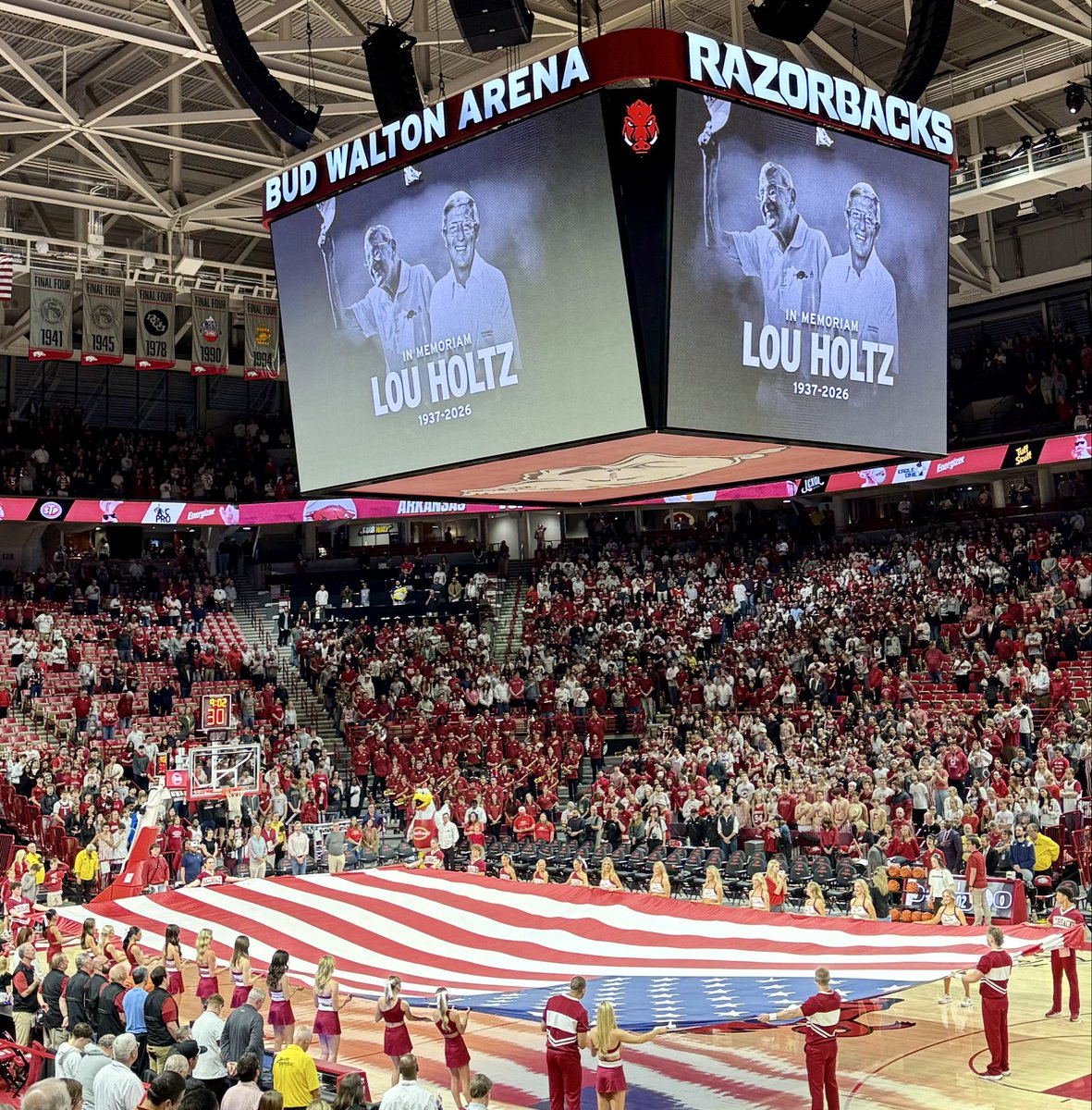 RobertNeighbors's tweet image. Moment of silence for @CoachLouHoltz88 tonight before @RazorbackMBB dominated TX hoops. @CoachSHoltz