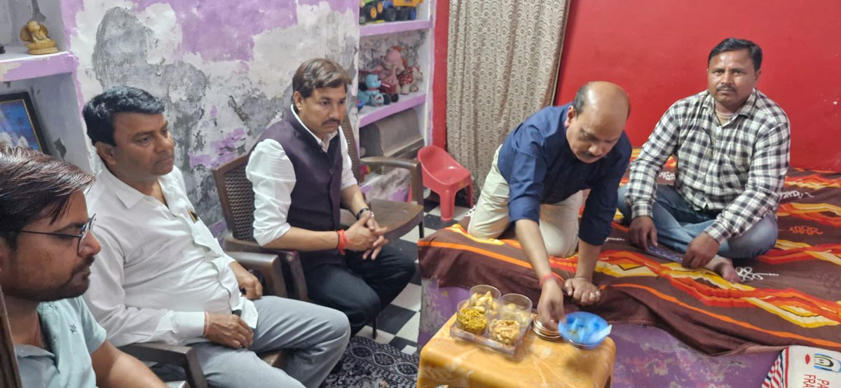 अलीगंज नगर के मोहल्ला गोविंददास एवं सुदर्शनदास में अनेक परिवारों में गमी की सूचना प्राप्त होने पर सुपुत्र जितेंद्र प्रताप सिंह द्वारा पहुँचकर शोकाकुल परिजनों से भेंट की और दिवंगत आत्माओं को श्रद्धांजलि अर्पित करते हुए अपनी गहरी शोक संवेदना व्यक्त की।

#श्रद्धांजलि #शोकसंवेदना
