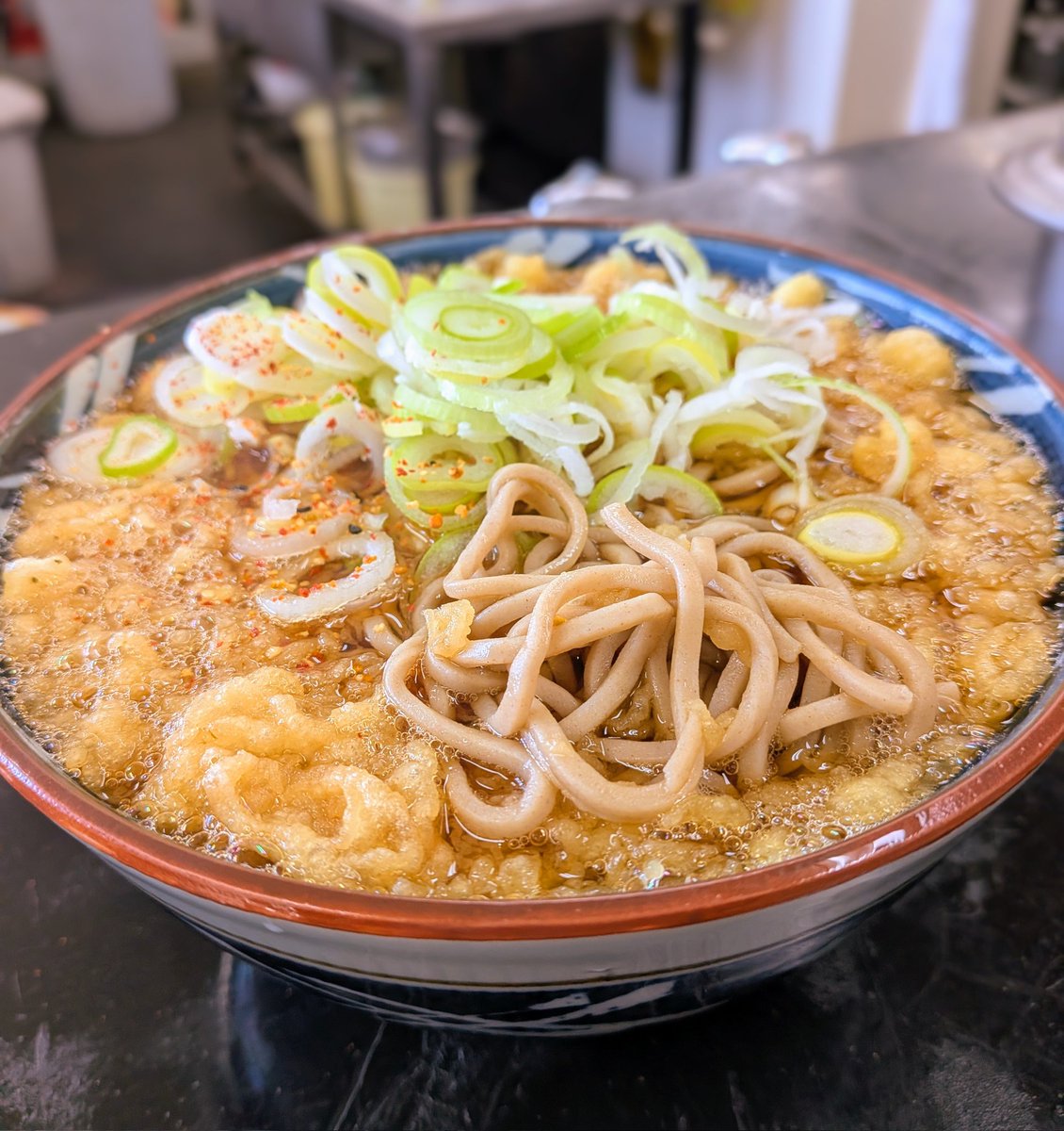 ☀ランチ🍙　立ち食いそば🥢
♨️たぬきそば大🍜
サラリと腹ごしらえ👍️