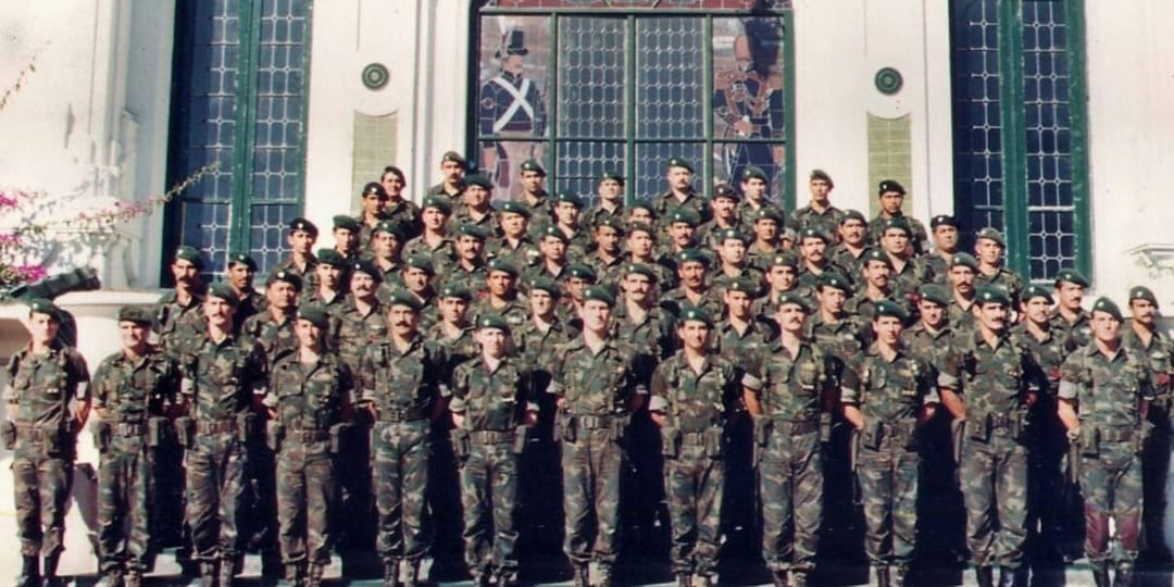 MALVINAS y EL ALTE.  SANDY WOODWARD
Algunas citas...
"¡Francamente, a los Argentinos les hubiera bastado un soplido para hacernos caer!" 
"los escoceces y gurkas tuvieron que pelear toda la noche para tratar de doblegar a los mal llamados "chicos de la guerra"
"tantas mentiras