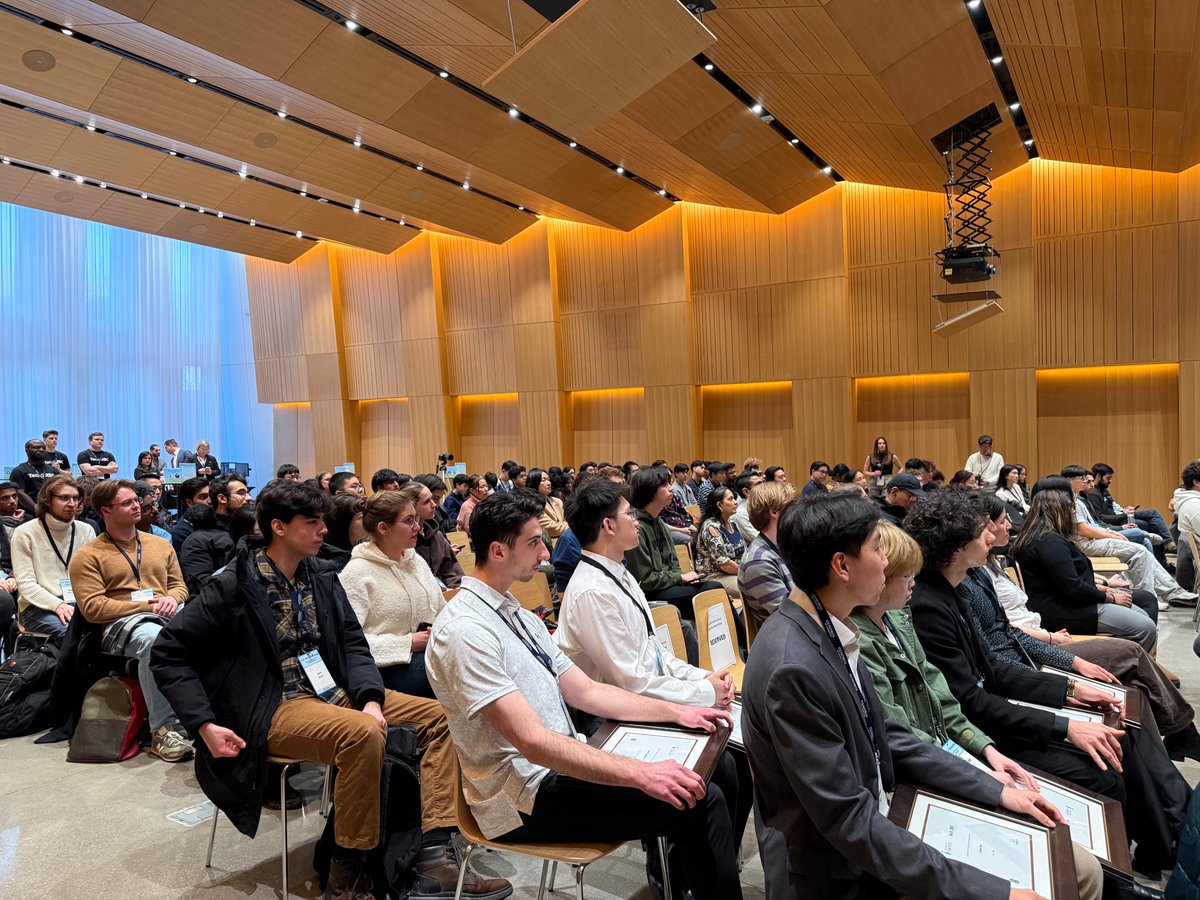 DeepaKundur's tweet photo. Pleasure to introduce and hear from Martin Wildberger, EVP, Innovation and Technology at RBC, at our latest Tech@RBC “Launch Your Career in Tech” event. 🚀 Also wonderful to present the RBC Tech Scholar awards to outstanding @eceuoft students. Congrats all! 👏 https://t.co/AWh2UcDFAn
