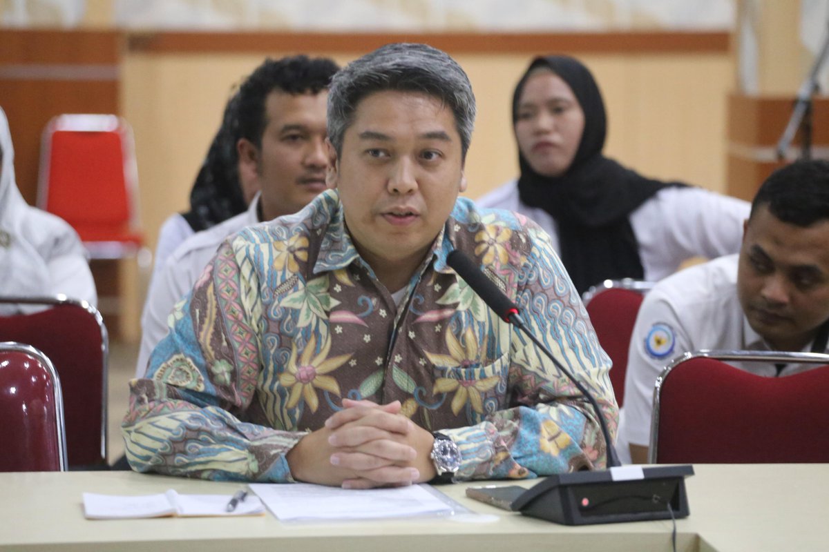 UNDPIndonesia's tweet photo. Strong partnerships are key to advancing Indonesia’s blue economy. 

Yesterday in Morotai, @JapanGov, UNDP 🇮🇩Resident Representative @SaraFOlivella, and @kkpgoid met with local authorities to discuss progress of the #seaBLUE project. 🌊🐟 https://t.co/aEMk4im0lH