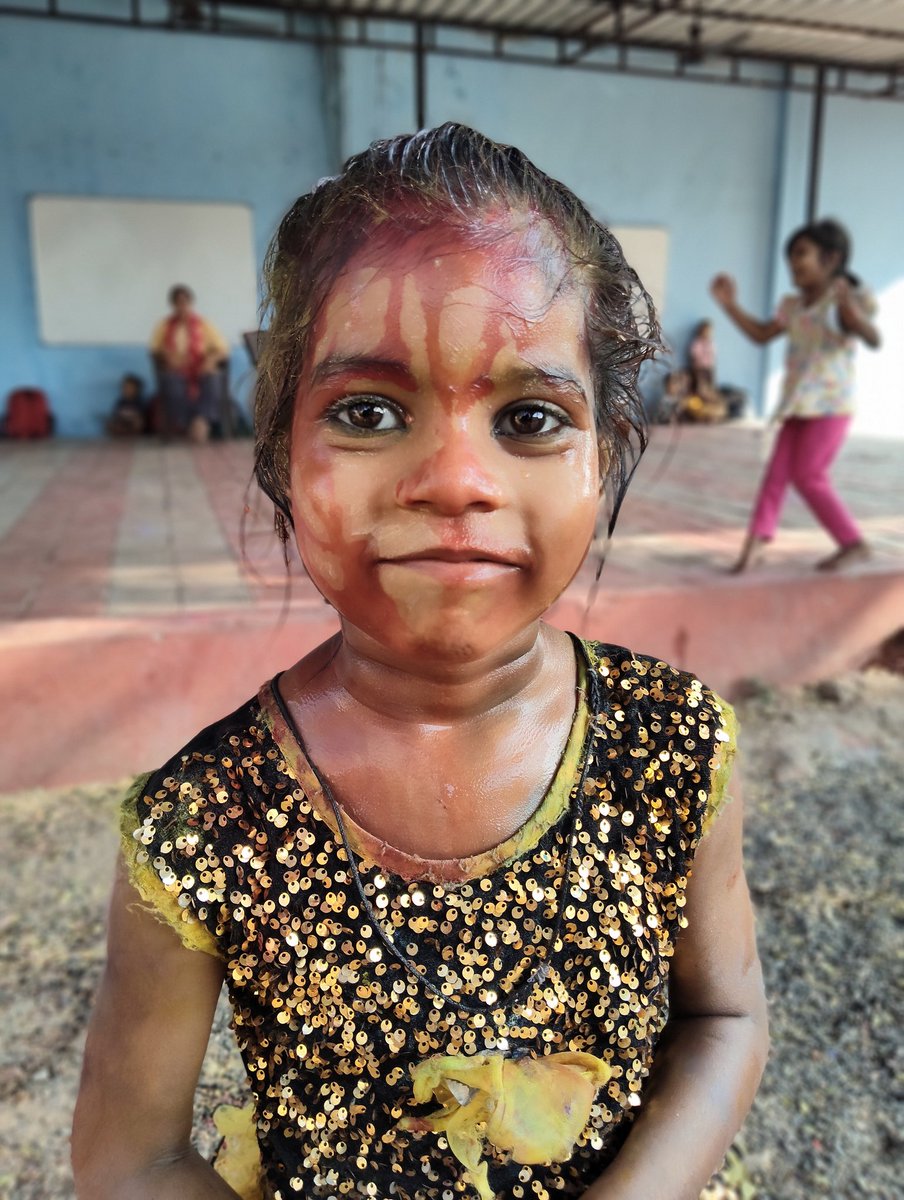 streetschool06's tweet photo. ગઈકાલનો દિવસ ખરેખર યાદગાર રહ્યો! 🌈 આ નાના ભૂલકાઓ સાથે ધૂળેટી રમીને જે નિખાલસ આનંદ મળ્યો છે, તેની વાત જ અલગ છે. બાળકોના સ્મિતમાં જે રંગ છે, એ જ સાચો ઉત્સવ છે. 🎨✨
#Holi2026 #Dhulivandan #ChildhoodMemories #Happiness #ColorfulDay https://t.co/oLRrFI1772