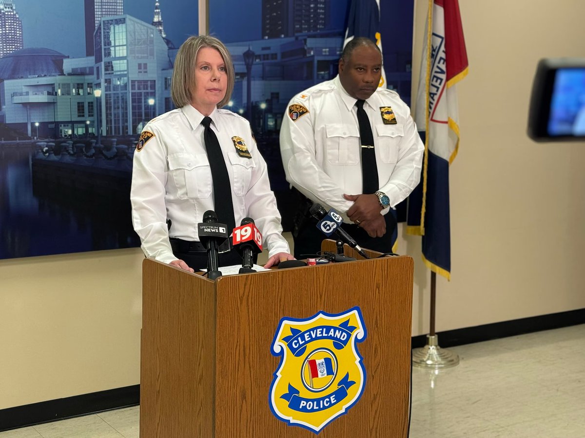 CaseFiles_X's tweet photo. Police still don’t have a suspect in custody, and they’re begging for tips.

 No missing reports, no school records, nothing. If they were half-sisters, someone out there knows that mother or father.. https://t.co/1gaGEVWx2k