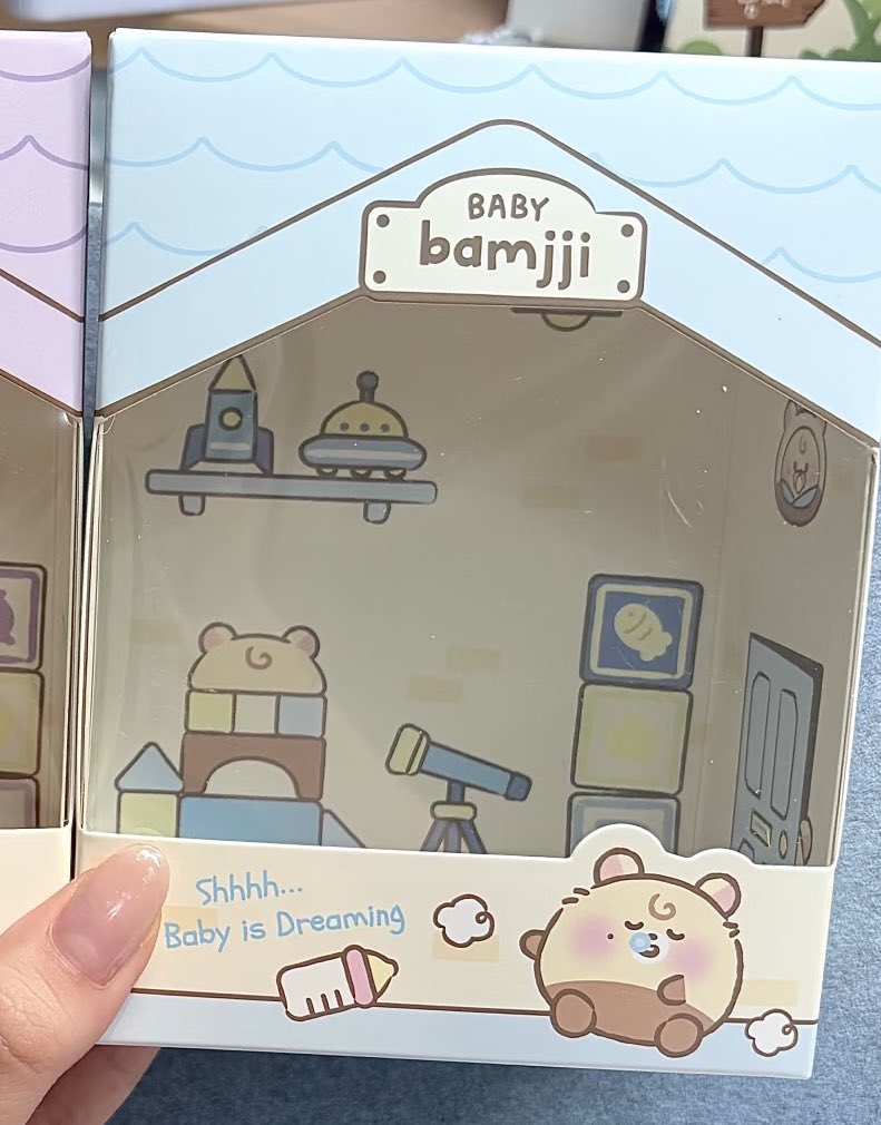 ฮื่ออออออเพิ่งเห็น ดีเทลความน่ารักนี้ ♡ กล่องคอลเบบี๋พื้นหลังห้องนอนจะเป็นสิ่งที่เมมเบอชอบ ㅜ ㅜ อย่างบัมจีก็จะเป็นพวกอวกาศ มีพุงออปังที่จีซองชอบ น่ารักอ่าาาาา