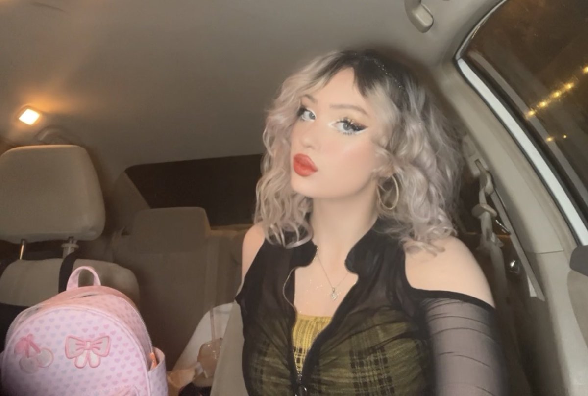 Star_Alivia's tweet photo. Hi, I’m Star 🩷 I haven’t been on X in awhile but I’m back! 👀#followforfollow #checkoutmypage #girl #selfie https://t.co/vd1zVUhWji