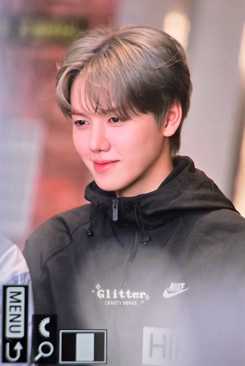 왜케 뭔가 낯가려지나 했더니 눈썹염색했구나
눈썹으로 말하는 남자에게 눈썹 염색을 시켰구나