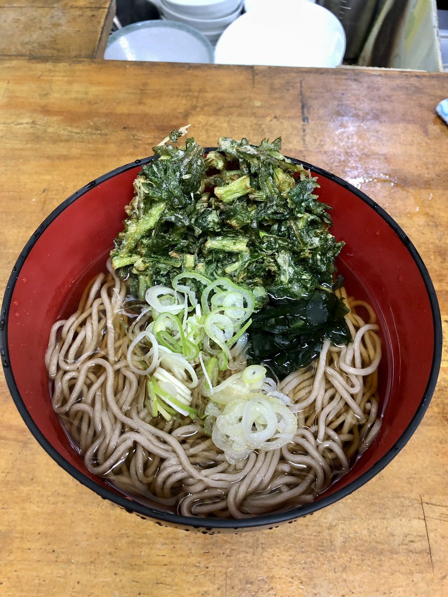tjs2023tjs's tweet photo. 立喰いそば・うどんマキオカ🙃

春菊そば480円
板橋区西台にある立ち食い風そば屋
人気店なのか満席で大盛況
そばはかなり柔らかめ
春菊天は噛んだら塩味感じたが塩でも付けてるのかな？衣に味付けたり？
チャリで来るおっちゃん多い🥸
人気店の秘密はなんじゃろか？🤔

#マキオカ
#立ち食いそば https://t.co/CKpmmVm9tB