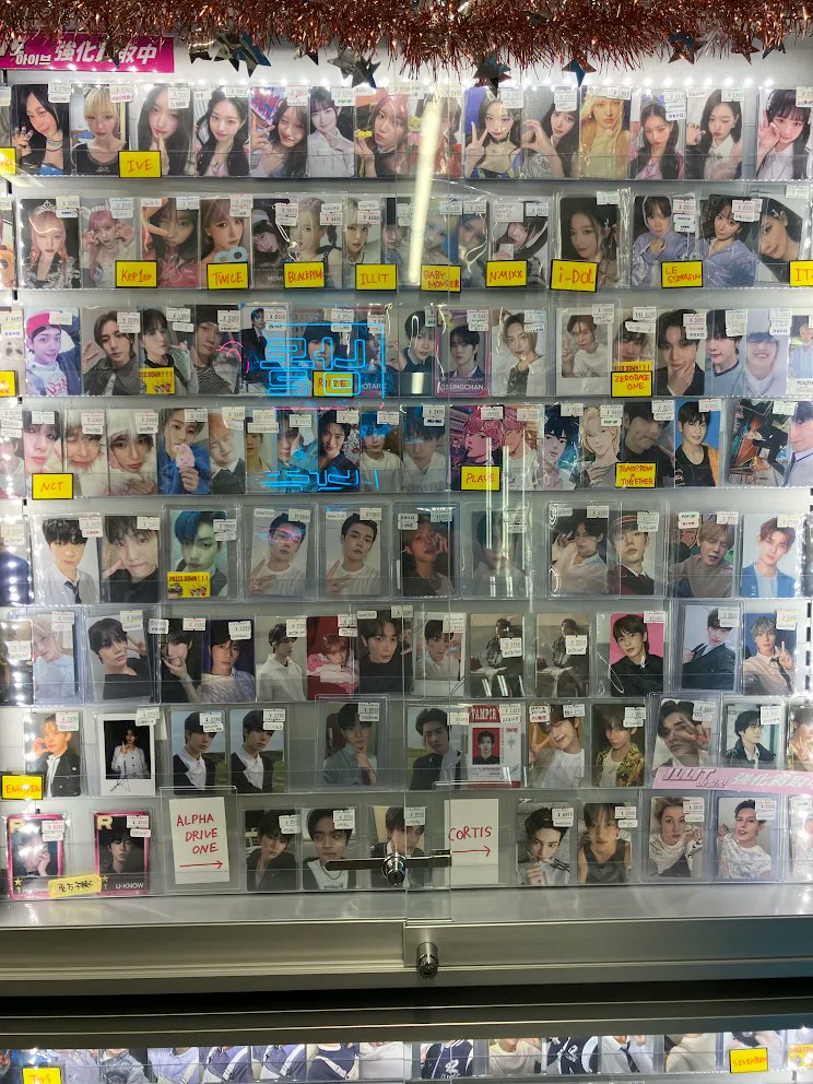 💜フロア紹介💜// 高額トレカを展開している ショーケースをご紹介し