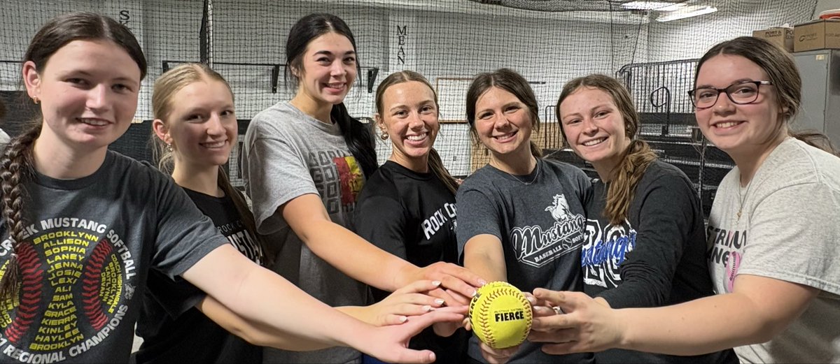 Mustang Softball tweet media