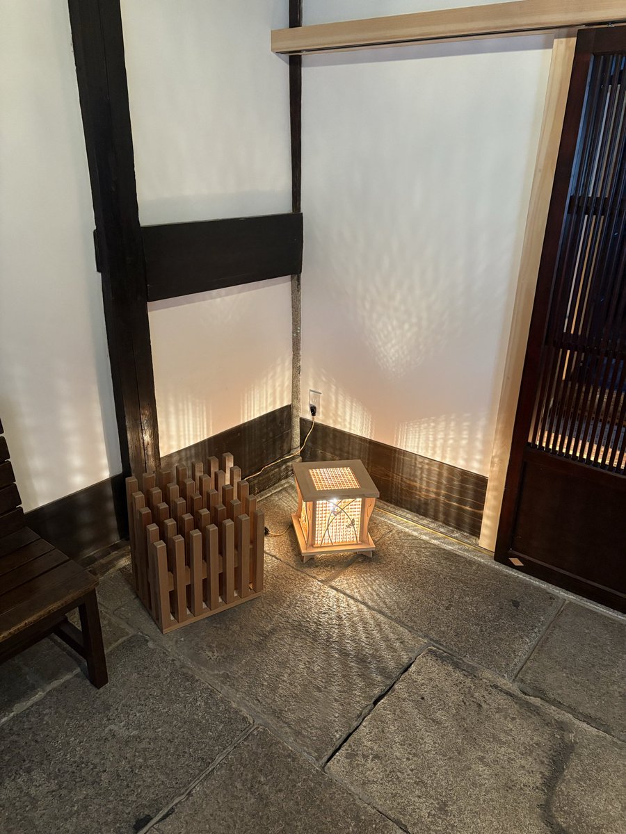 thetenpo_kyoto's tweet photo. Within The Tenpō, several elements were crafted by Awa’s fourth-generation sashimono master craftsman, Keiji Tominaga, whose work quietly shapes the atmosphere of the house.

#JapaneseCraft
#ArtisanWork
#TraditionalCraft
#JapanDesign https://t.co/NzCxvE3lUH