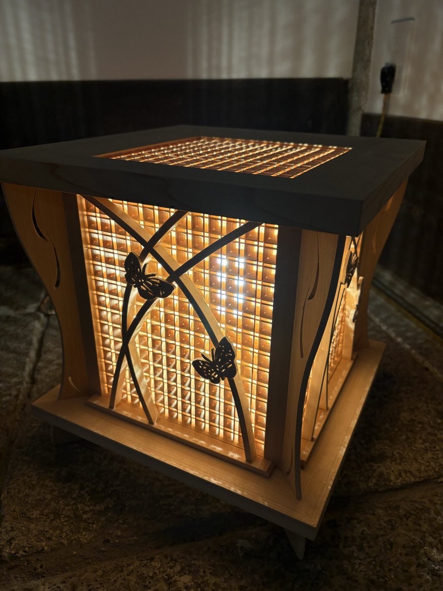 thetenpo_kyoto's tweet photo. Within The Tenpō, several elements were crafted by Awa’s fourth-generation sashimono master craftsman, Keiji Tominaga, whose work quietly shapes the atmosphere of the house.

#JapaneseCraft
#ArtisanWork
#TraditionalCraft
#JapanDesign https://t.co/NzCxvE3lUH
