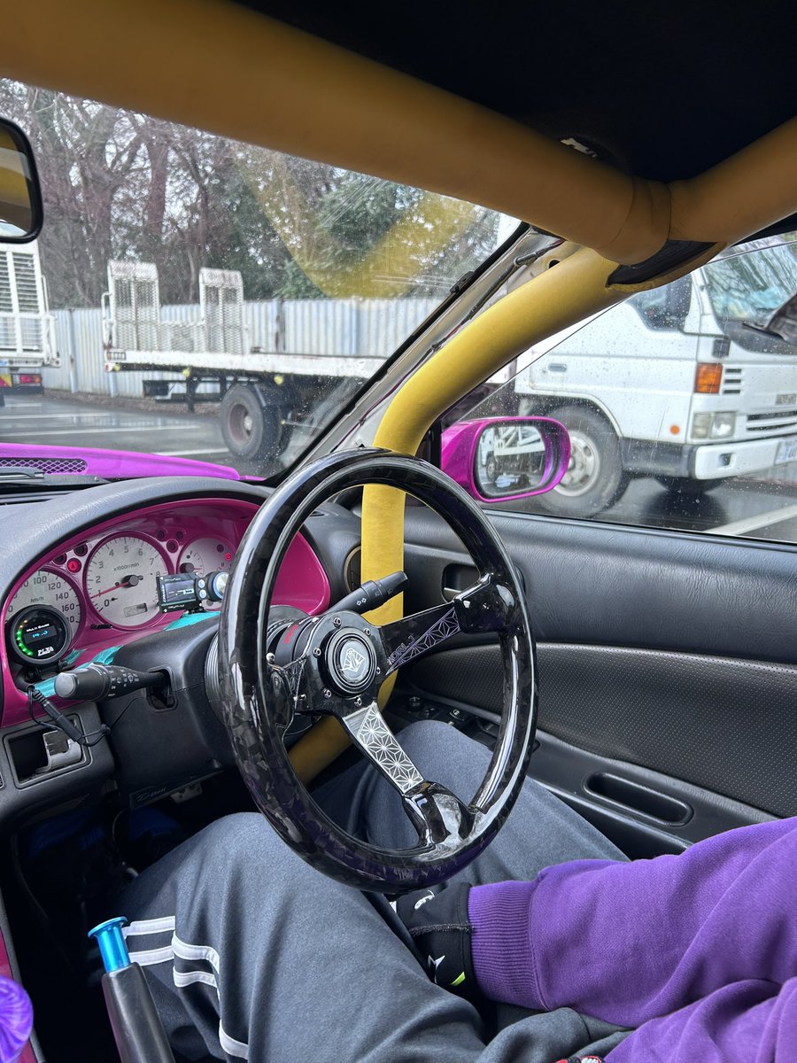 parisliva15's tweet photo. 先日ハンドルを装着させて走行させて頂きました！
カーボンなのでまず軽いです🔥
ハンドル握るところが少し太めなのでしっかりと握りやすい！(いつもナルディ使ってます)
スポークのデザインも他のメーカーになくてもかっこいい！！
気になった方はぜひ現物をみてください👍 https://t.co/gDmsLbJ6wA