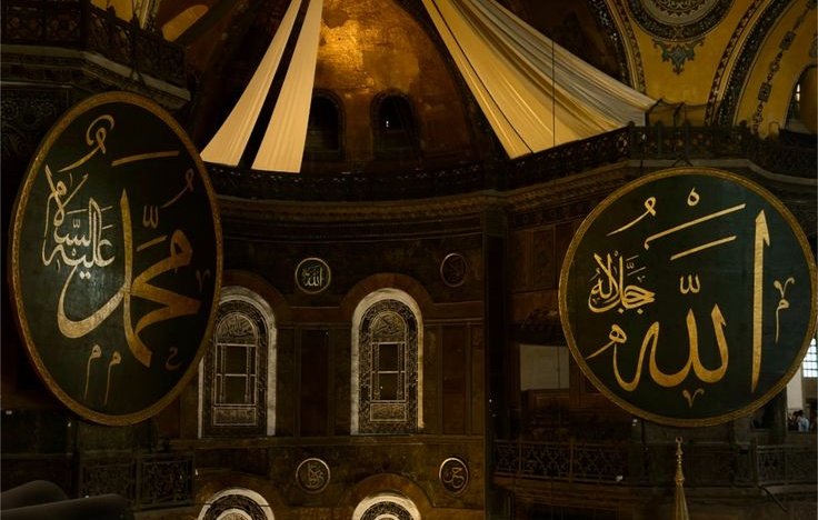 "Göklerde ve yerde ne varsa Allah'ındır.
  Güvenmek için Allah yeter."

(Nisâ, 4/132)