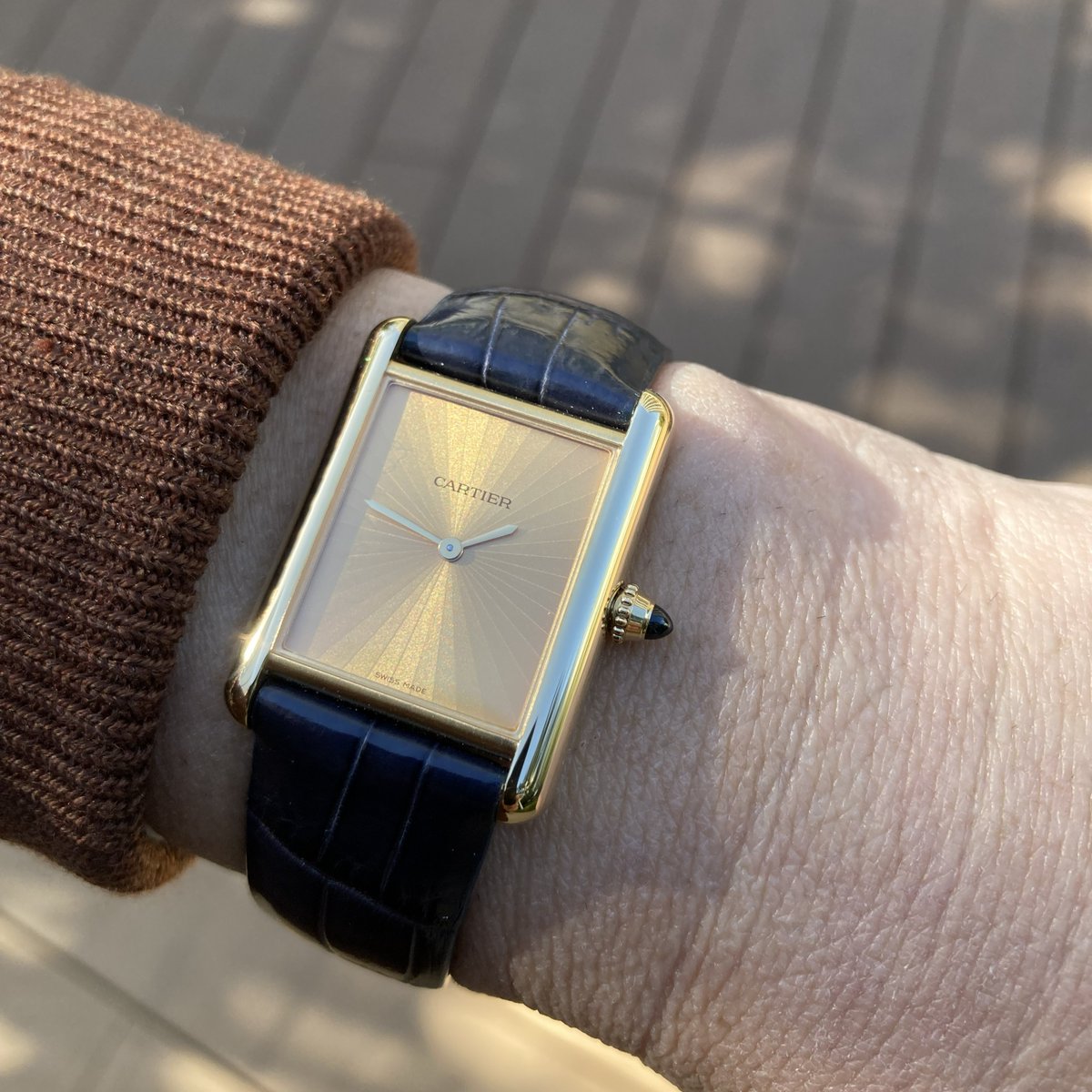 tk15tk15tk15's tweet photo. NOSに近いパテックやランゲも所有しましたが購入がゴール。大きすぎた期待と現物のギャップで早々に退散。
代わりに入手したのが最近の金無垢カルティエ
最後もまた無地のタンクルイ
高揚感はありませんが、気兼ね無く使えて腕元を見る度にホッコリ出来る。これが一番大事と今更ながら(笑) https://t.co/NmrP2Jv3cy