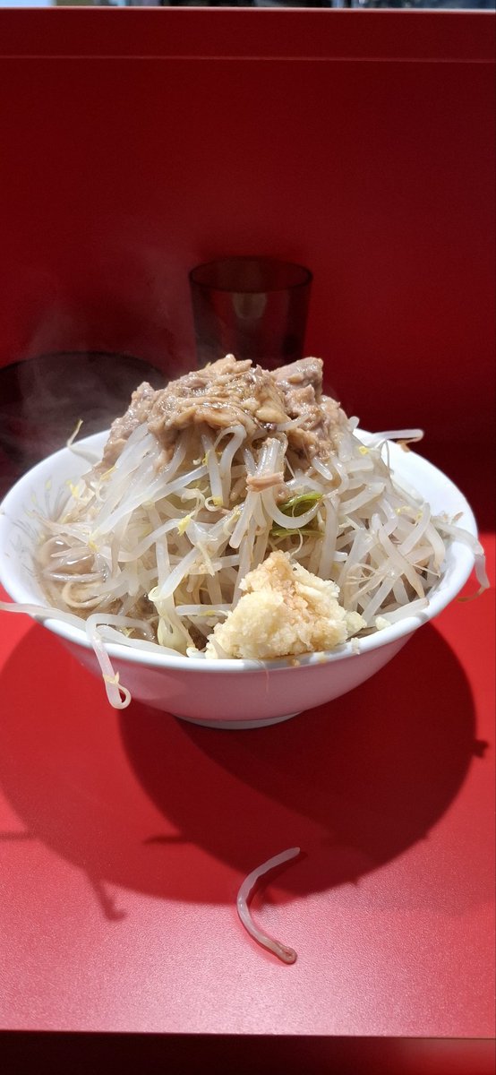 lumberjackandy1's tweet photo. ラーメン二郎名古屋大曽根店

購入食券は豚(NYA)+生卵×2
ようやく初訪問のこちら
サードロット1杯目にて…
池袋、歌舞伎町、桜台以外のどこかでお会いした気がする店主さん✨
驚かされたのはその立ち振舞い✨
神接客 神対応 神オペ⤴️
味も素晴らしい！近くなら通いつめたい🍜 https://t.co/bF2vpPbPTO