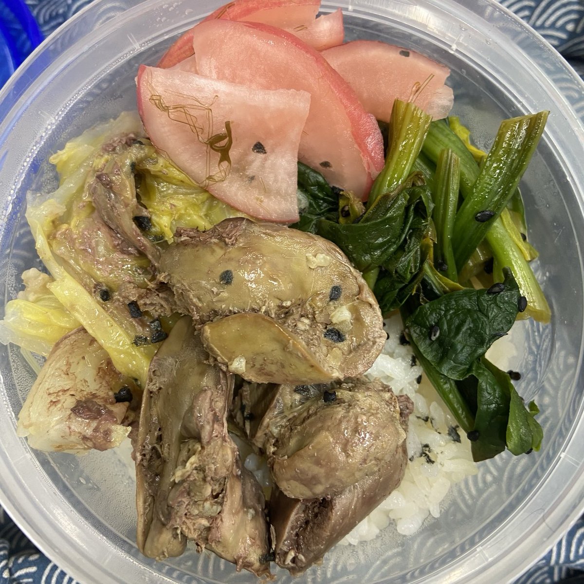 mutoukegohan's tweet photo. 3/4 バ10時弁 前夜のおかず丼 連続出荷最終日行ってみたら余裕で製作終わってて安心するもカットミス気づいてやり直し&amp;積み込み時に割られて過去最速でまた一本作り直すと結局バタバタ https://t.co/RQoa4DbVU5