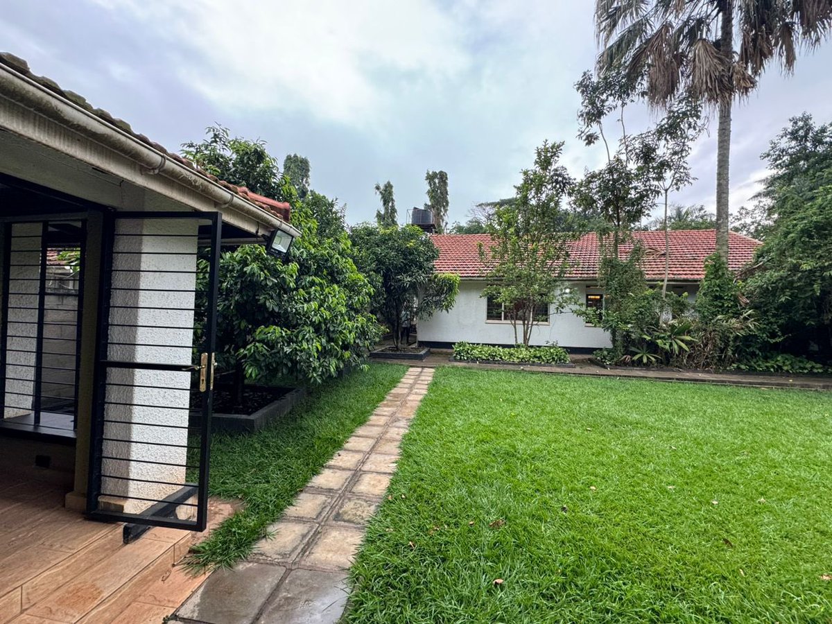 tic_ber2's tweet photo. Plot for Sale 
Location: Muyenga
Plot Size: 30 Decimals
Tenure:   Private Mailo 

Accommodation:
3 Bedrooms | 3 Bathrooms

Guest House:
2 Bedrooms | 1 Bathroom
2 Maids’ Rooms
Car Garage.

Self-contained compound
Purchase Price: USD 380,000

Suitable for multi-family https://t.co/YnSbN6g6tm