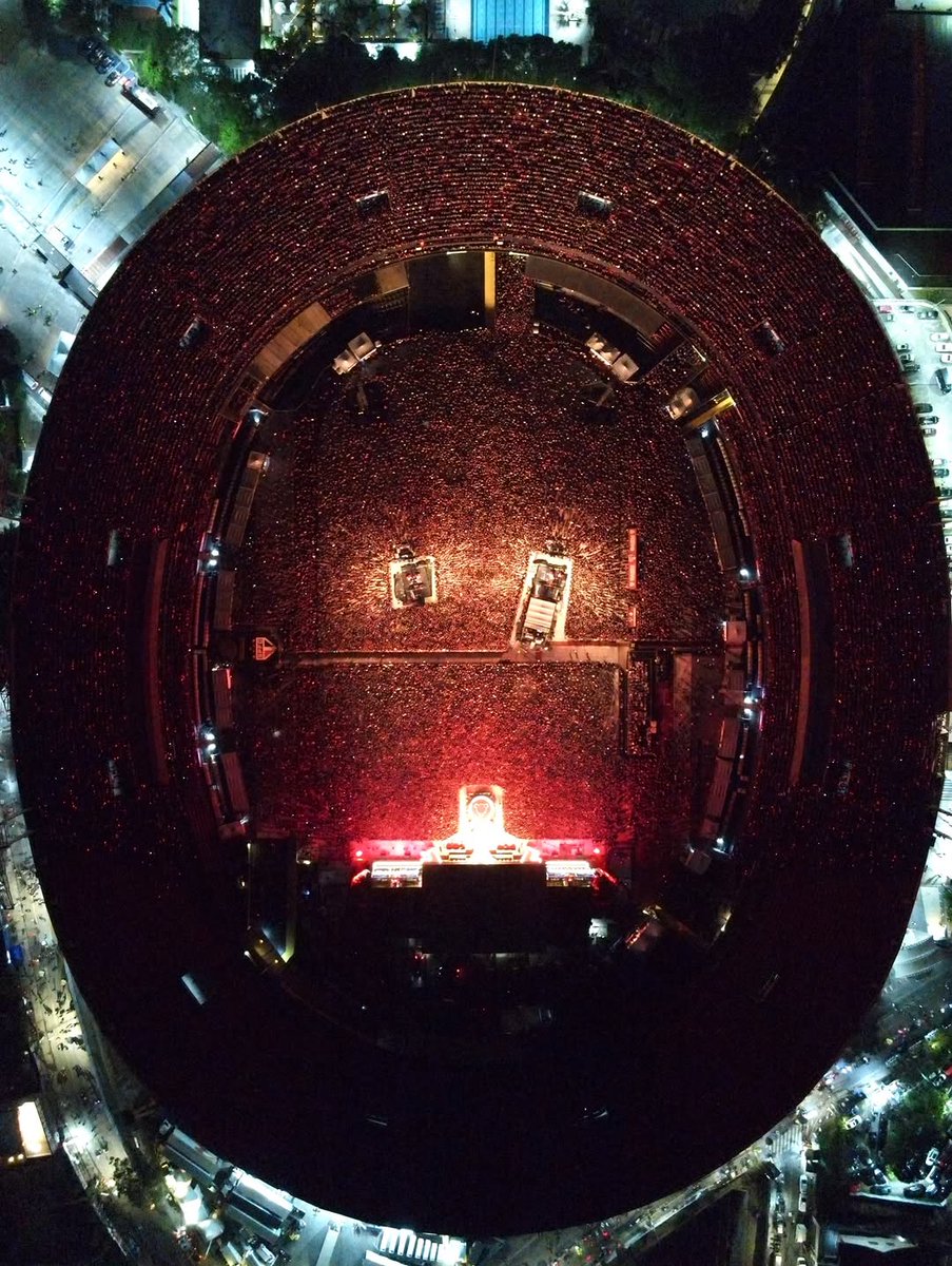 felpsgalvao's tweet photo. Diziam que o rock tinha morrido, aí o AC/DC vem e coloca 216 MIL PESSOAS no MorumBIS em três dias. 

Com 3 shows esgotados e mais de 72 mil pessoas por noite, a Power Up Tour se despede de São Paulo fazendo história absoluta. 🤘🎸

📸: @willkhalifaman https://t.co/vEJ7kYjQF7