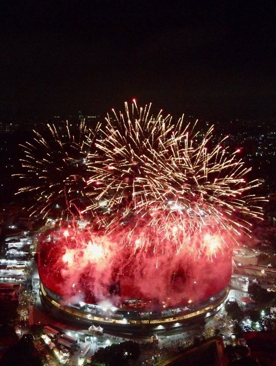felpsgalvao's tweet photo. Diziam que o rock tinha morrido, aí o AC/DC vem e coloca 216 MIL PESSOAS no MorumBIS em três dias. 

Com 3 shows esgotados e mais de 72 mil pessoas por noite, a Power Up Tour se despede de São Paulo fazendo história absoluta. 🤘🎸

📸: @willkhalifaman https://t.co/vEJ7kYjQF7