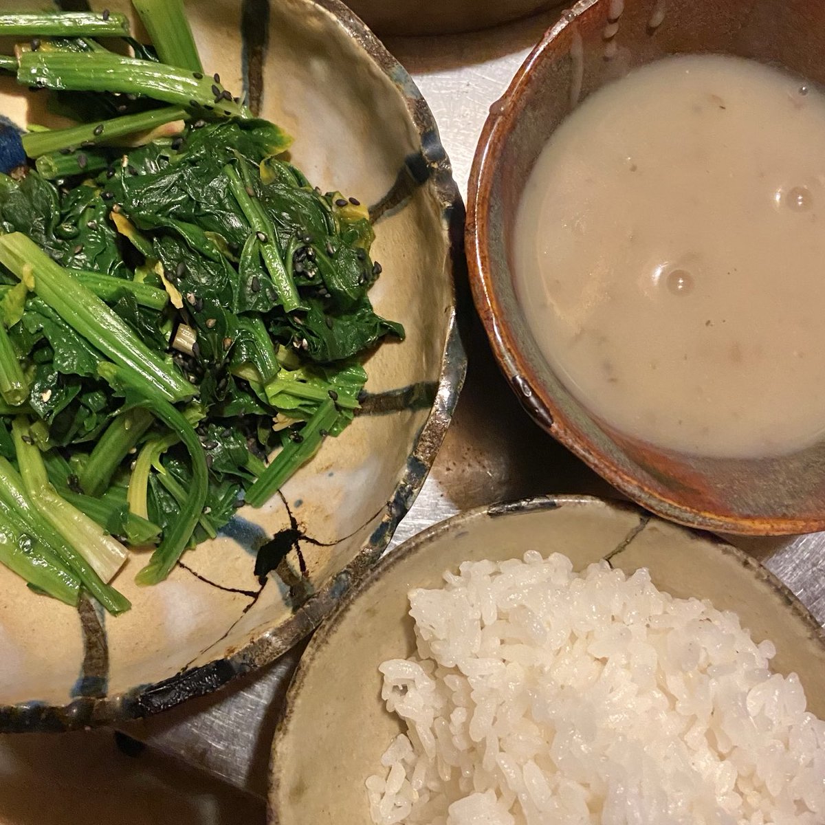 mutoukegohan's tweet photo. 3/3 晩 おでん+みそ 鶏レバハツ白菜蒸 ほうれん草シークワーサー ポタージュ(おでん残り汁.レバハツ蒸し汁) ご飯 娘と台所で食べる友だち名古屋土産のみそおでんにつけたらちょうどよかった最後に思い出してしまった https://t.co/lq3nqhl6Zl